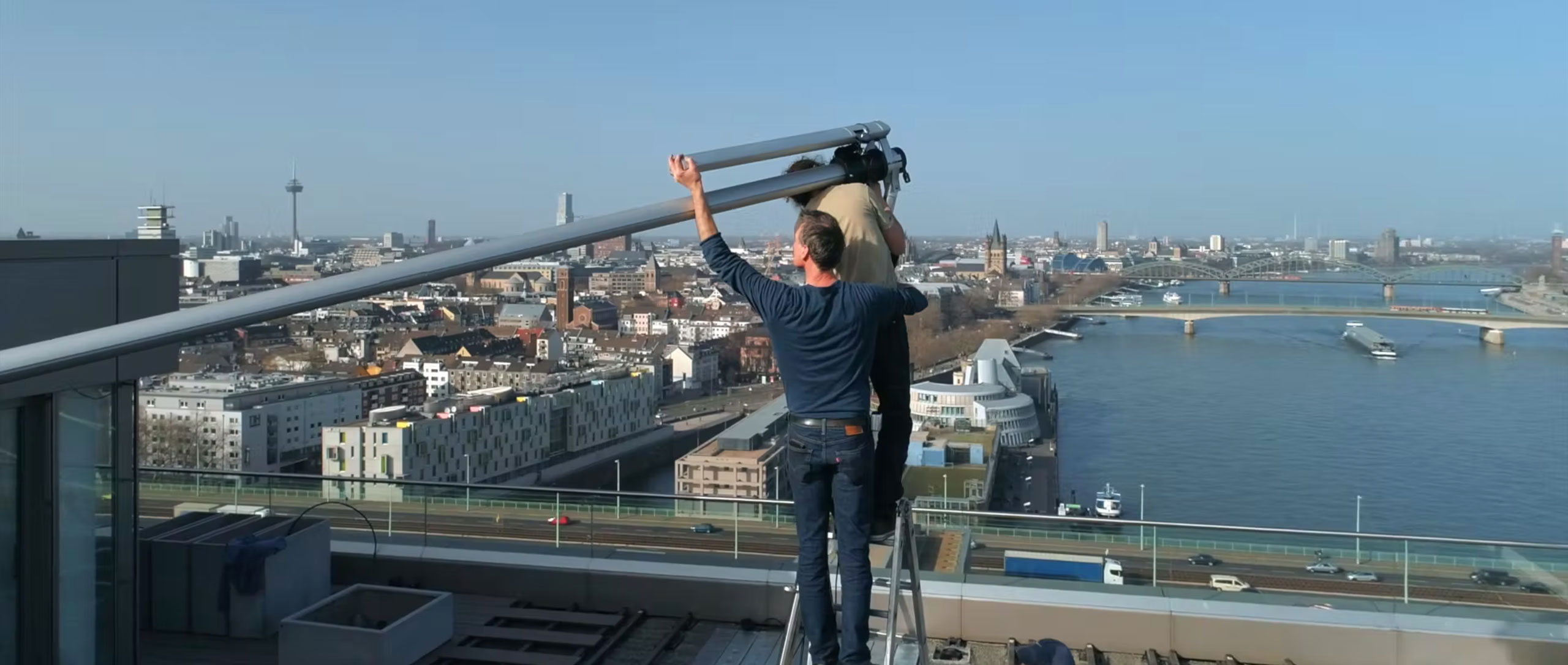 Titelbild des Videoclips zur Installation von zwei Sonnensegeln durch volkerweissauf dem Kranhaus Nord, Köln